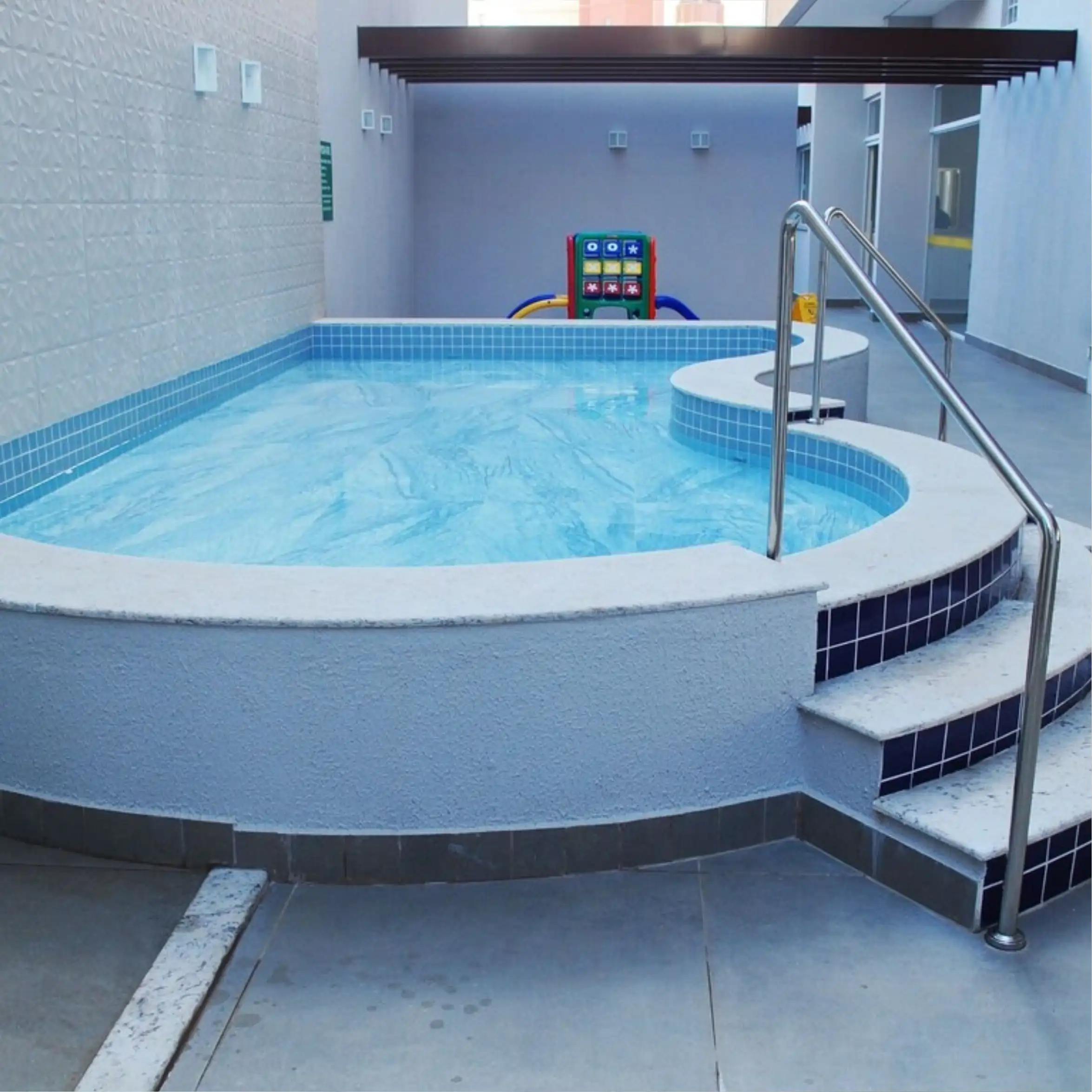 Piscina do Everest Flat Service em Caldas Novas, lazer para toda a família