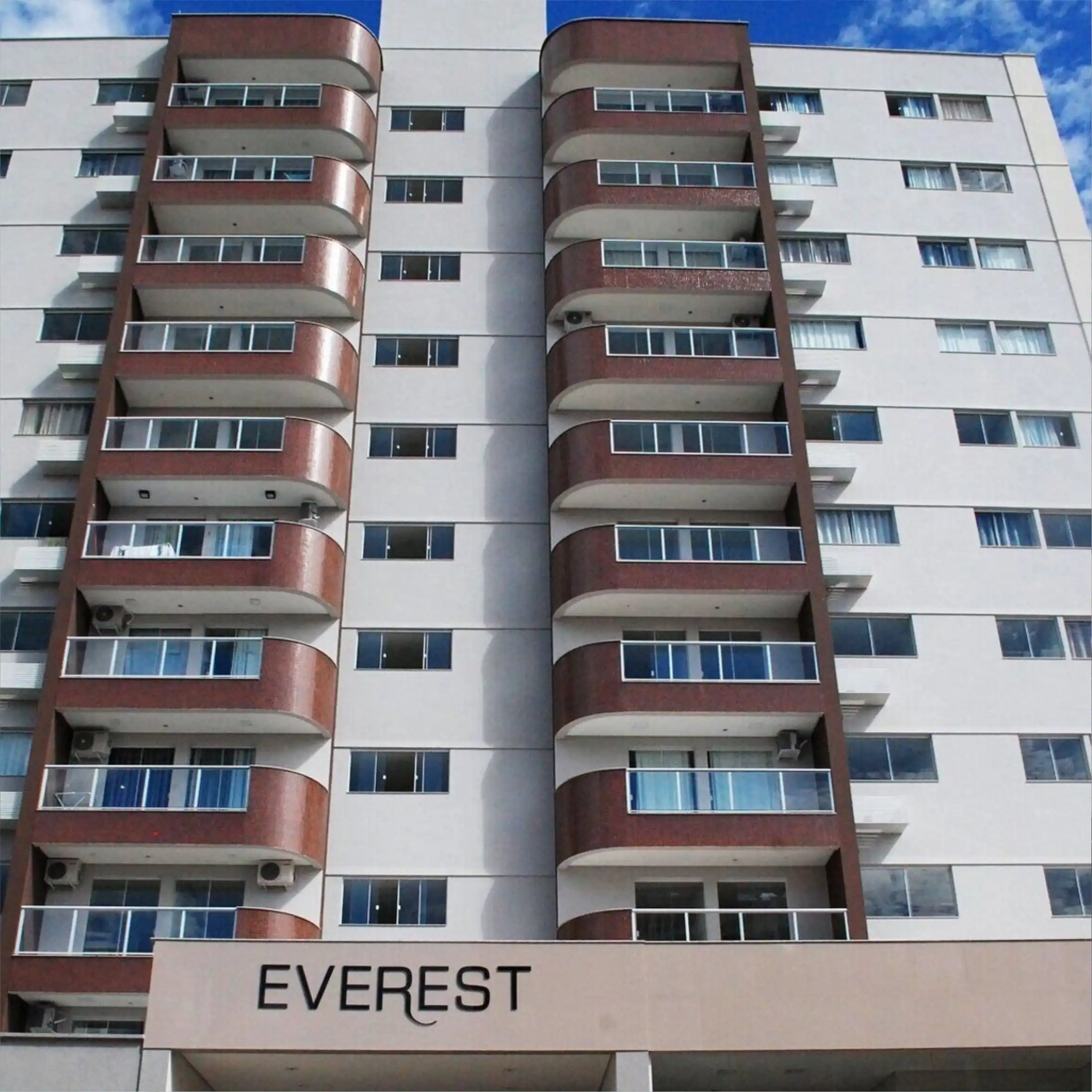 Fachada do Everest Flat Service em Caldas Novas, localização privilegiada